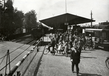 169383 Gezicht op het N.S.-station Bilthoven te Bilthoven (gemeente De Bilt), vanaf de spoorwegovergang in de ...